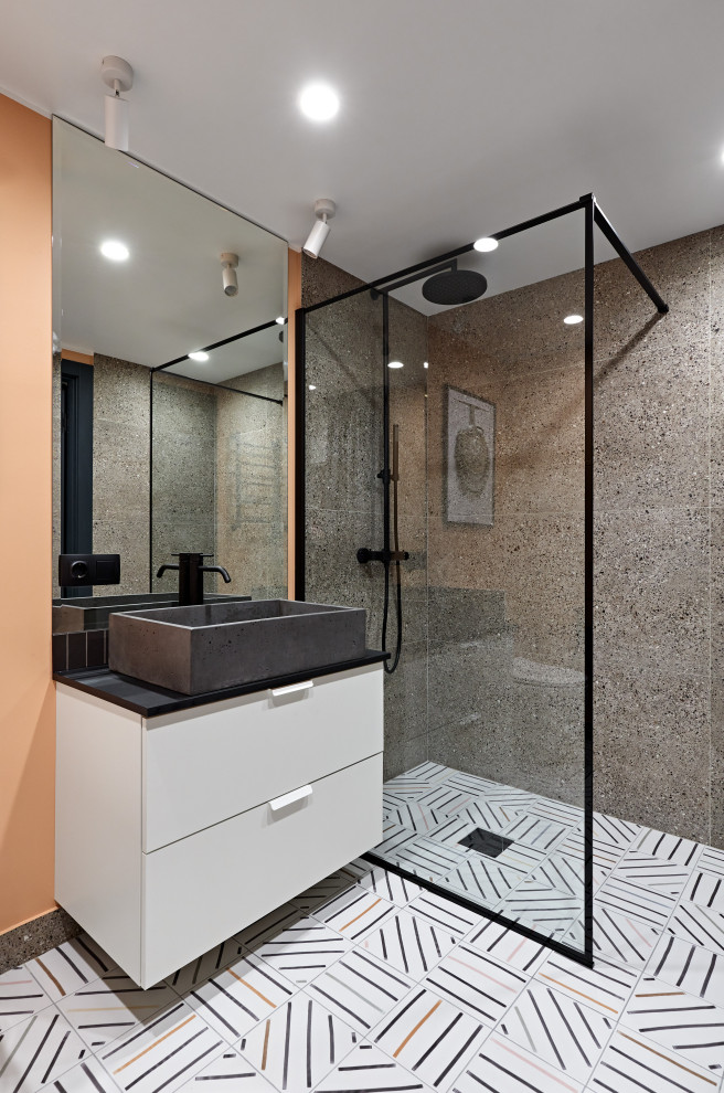 Bild på ett mellanstort nordiskt grå grått badrum, med vita skåp, en dusch i en alkov, en toalettstol med hel cisternkåpa, brun kakel, porslinskakel, orange väggar, klinkergolv i keramik, ett nedsänkt handfat, bänkskiva i akrylsten, flerfärgat golv och dusch med duschdraperi