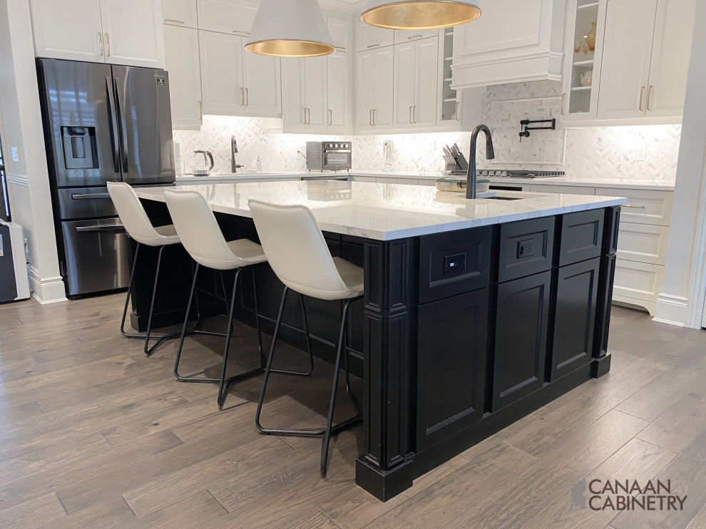 Home design - transitional home design idea in Toronto