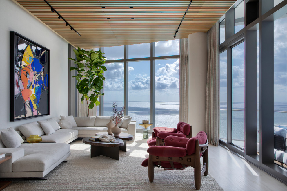 Ispirazione per un soggiorno minimal con pareti bianche, pavimento beige e soffitto in legno