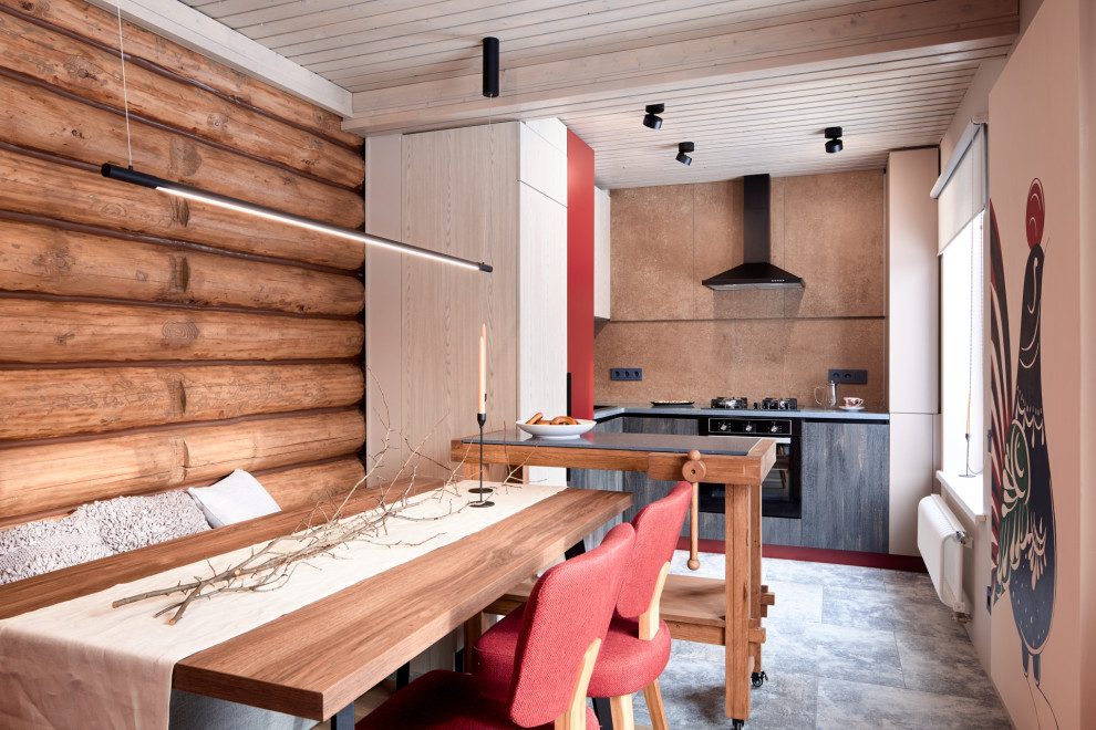 Кухня с верстаком и красная лестница