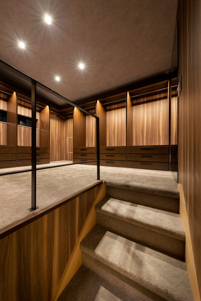 Idee per una cabina armadio unisex contemporanea di medie dimensioni con nessun'anta, ante marroni, moquette, pavimento beige e soffitto in carta da parati
