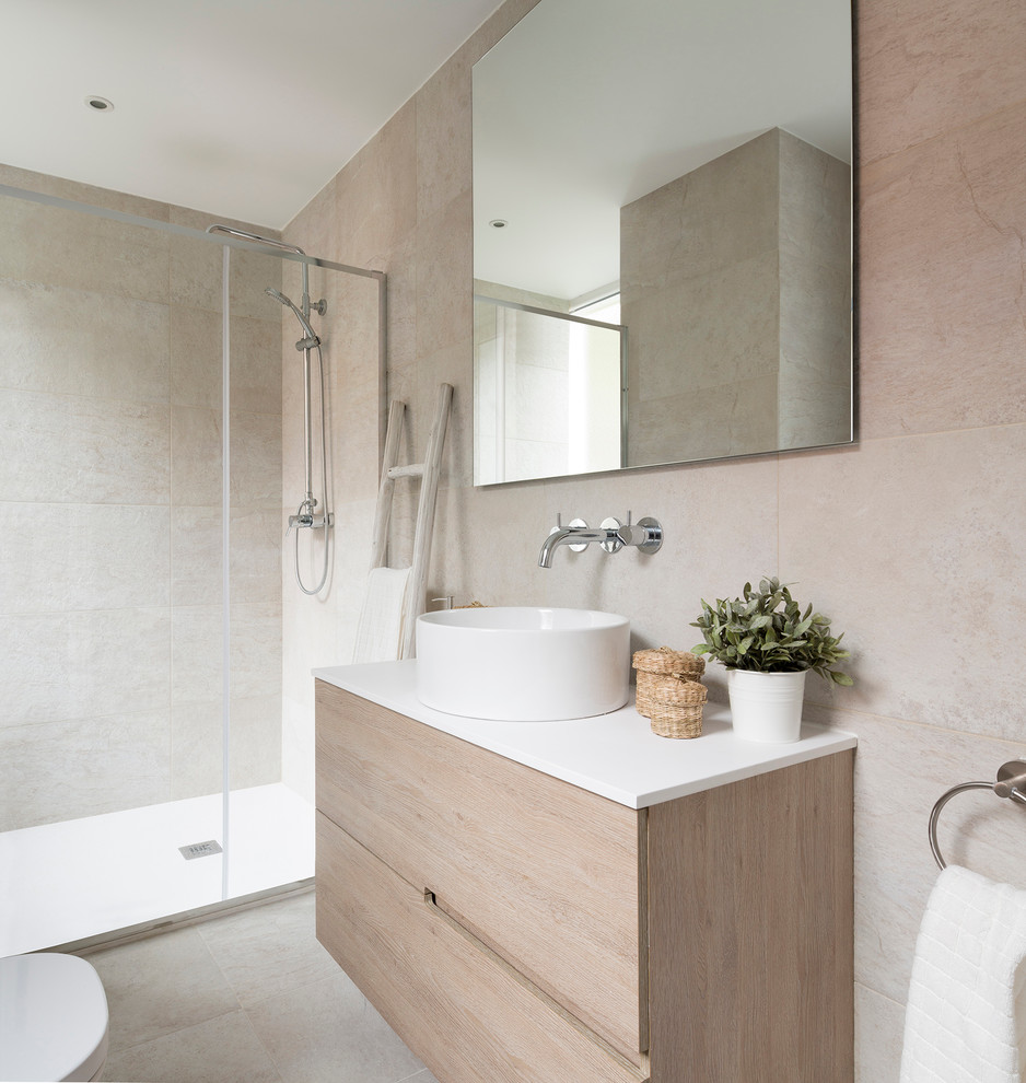 This is an example of a mid-sized scandinavian 3/4 bathroom in Bilbao with flat-panel cabinets, light wood cabinets, an alcove shower and a vessel sink.