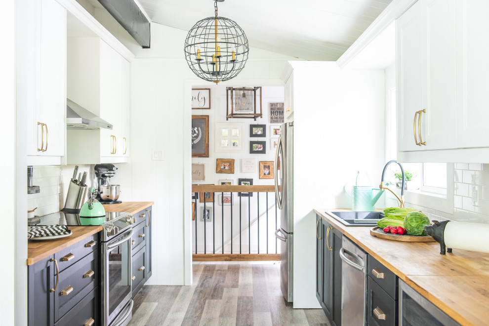 Transitional kitchen photo in Toronto