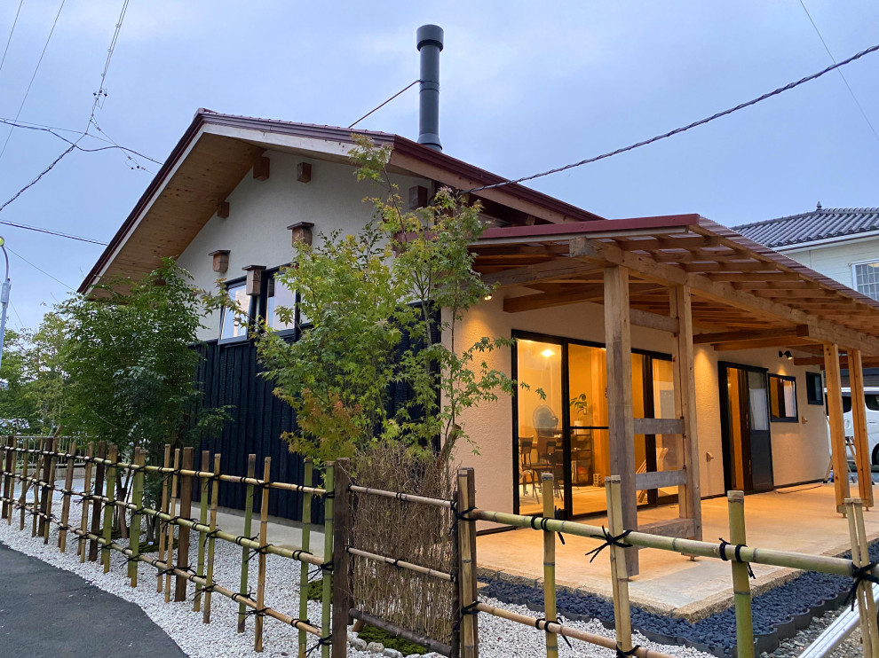 他の地域にあるトラディショナルスタイルのおしゃれな家の外観の写真