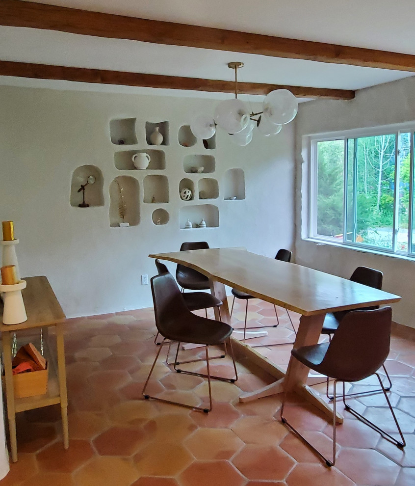 Свежая идея для дизайна: кухня-столовая среднего размера в средиземноморском стиле с бежевыми стенами, полом из терракотовой плитки, оранжевым полом и балками на потолке без камина - отличное фото интерьера