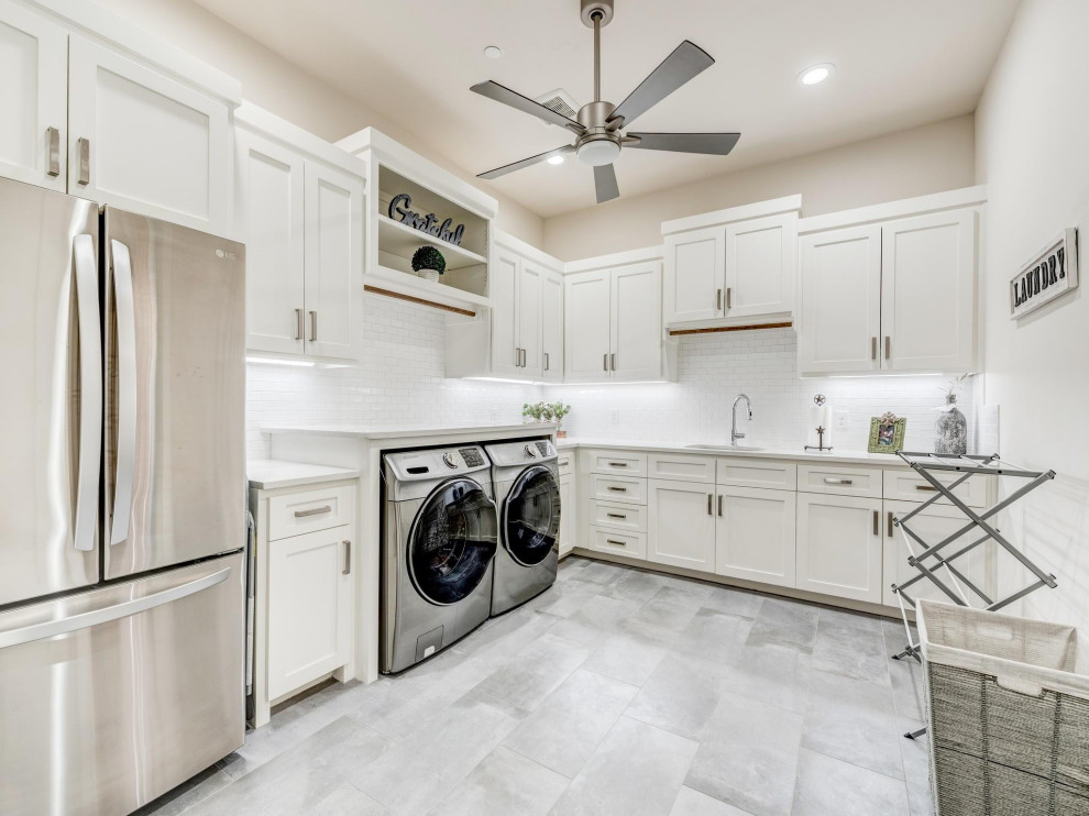 Photo of a transitional laundry room in Dallas.