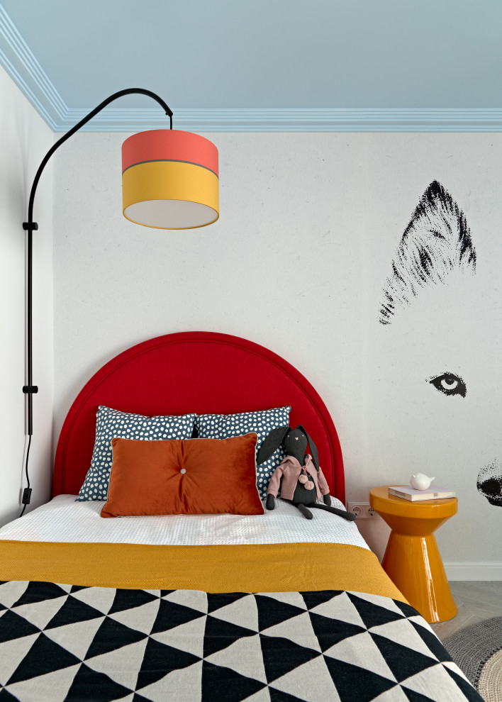 На фото: спальня среднего размера в современном стиле с белыми стенами, светлым паркетным полом и серым полом с