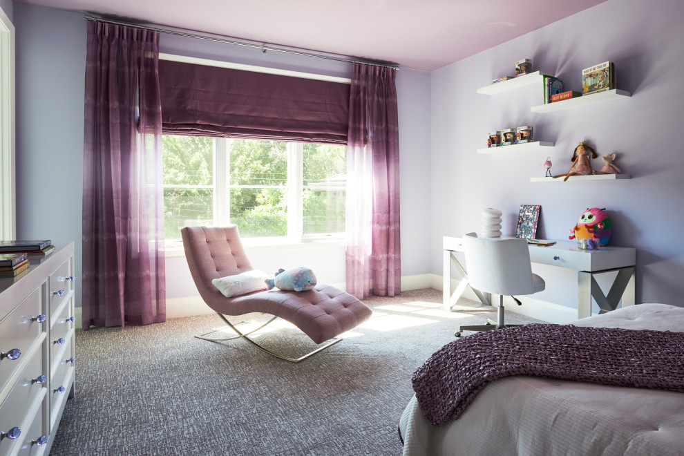 Modern inredning av ett stort flickrum kombinerat med sovrum och för 4-10-åringar, med lila väggar, heltäckningsmatta och lila golv