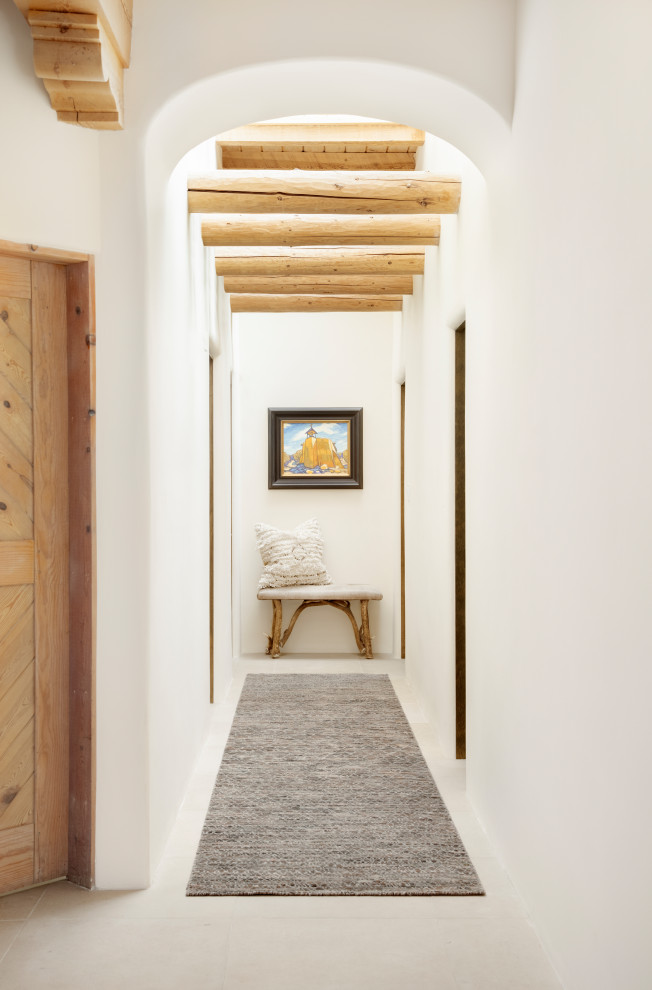 На фото: большой, узкий коридор в стиле фьюжн с деревянным потолком с
