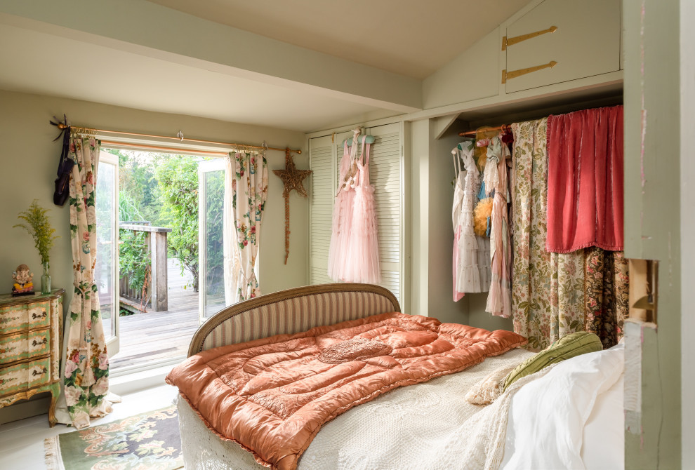 サセックスにある中くらいなシャビーシック調のおしゃれな客用寝室 (緑の壁、塗装フローリング、白い床)