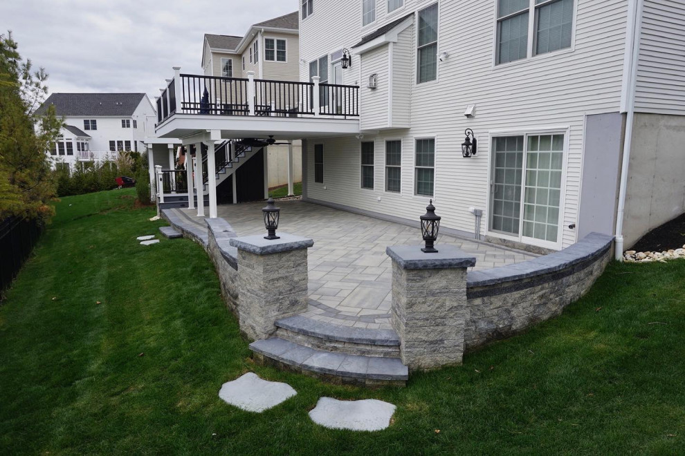Manalapan, NJ: Contemporary Deck & Patio with Sitting Walls