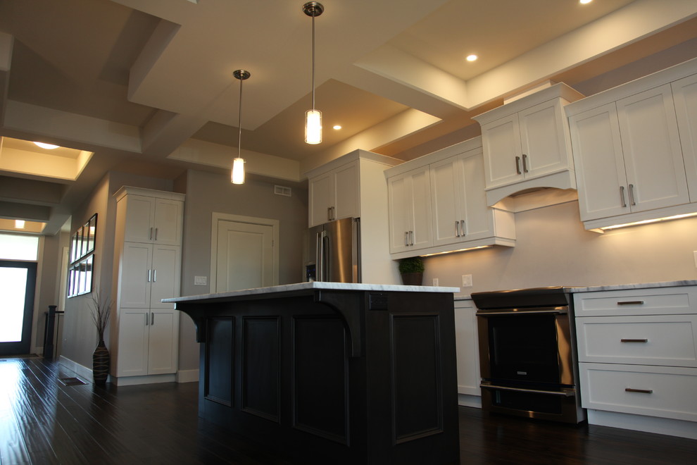 Inspiration for a transitional kitchen remodel in Ottawa