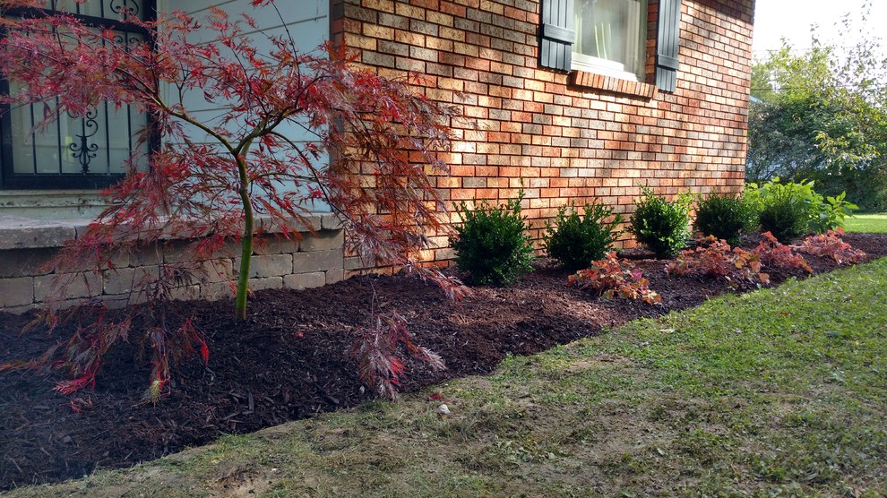 Design ideas for a small transitional front yard brick landscaping in Chicago.