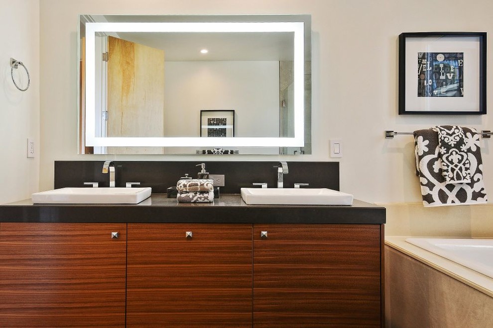 Photo of a modern bathroom in San Francisco.