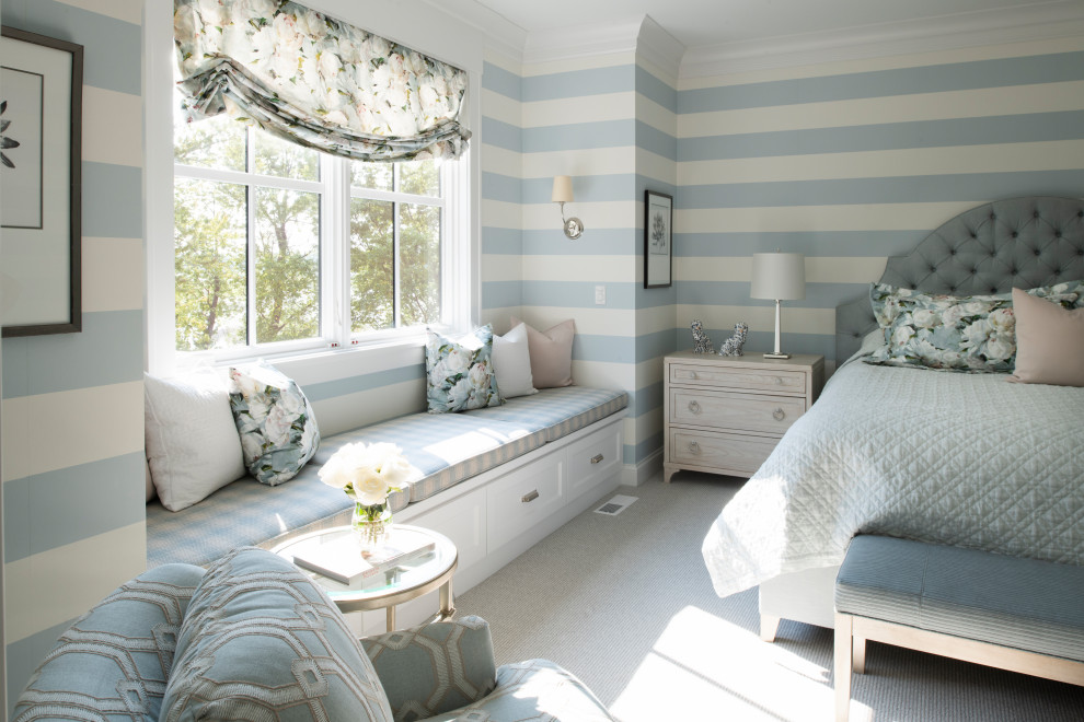 Foto de habitación de invitados marinera grande con paredes azules, moqueta, suelo gris y papel pintado