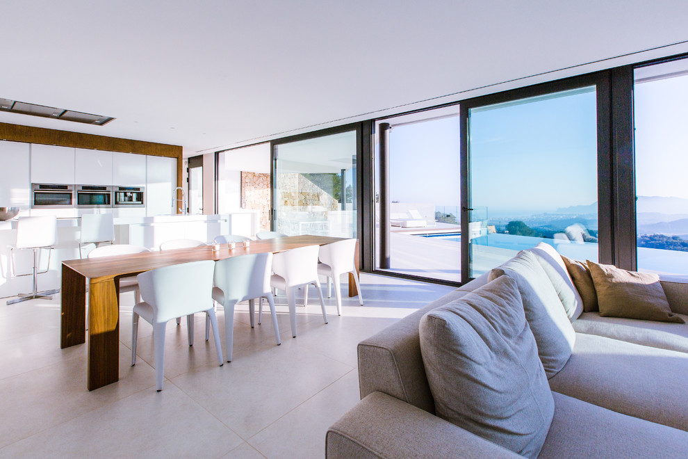 This is an example of a modern dining room in Alicante-Costa Blanca.