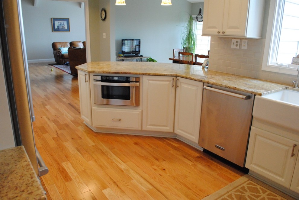 Example of a transitional kitchen design in DC Metro