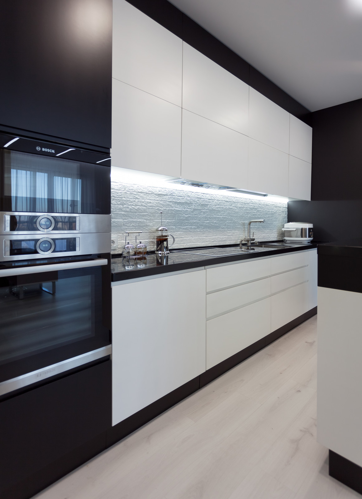 Современная квартира в черно-белых тонах