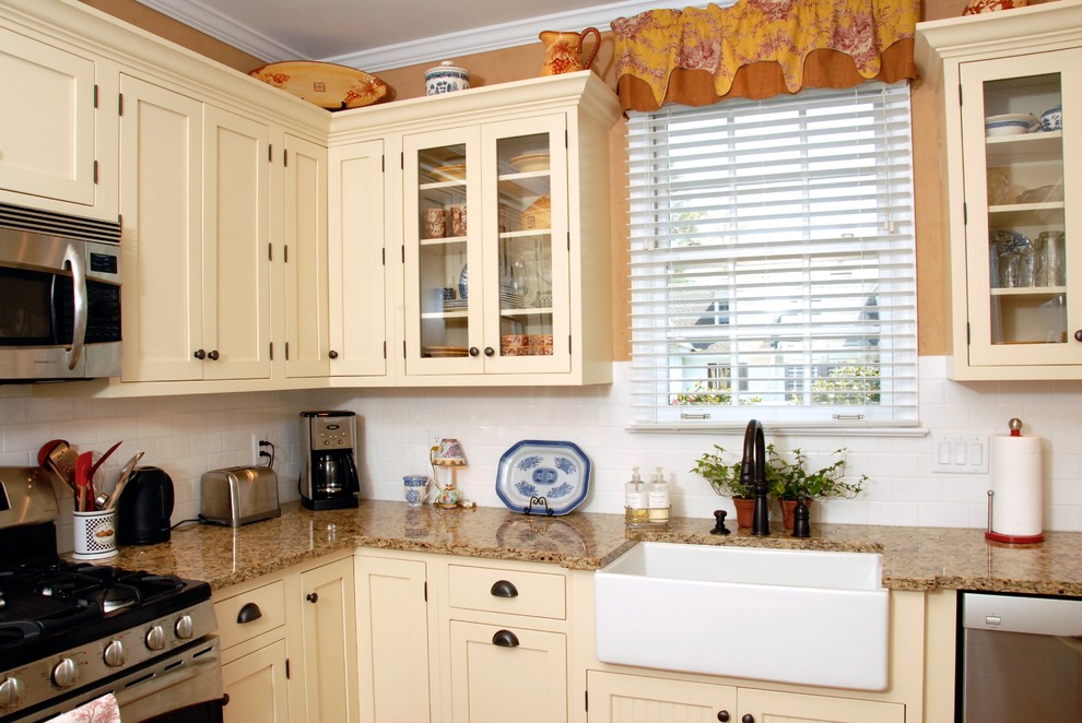 Williamsburg cottage cream kitchen