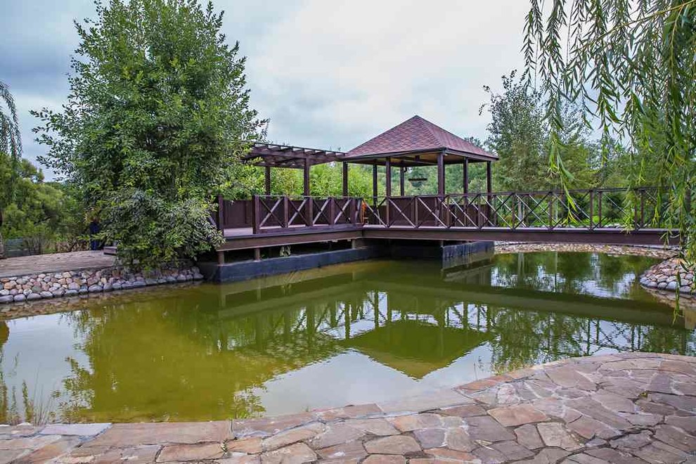 Садовые дорожки и беседка