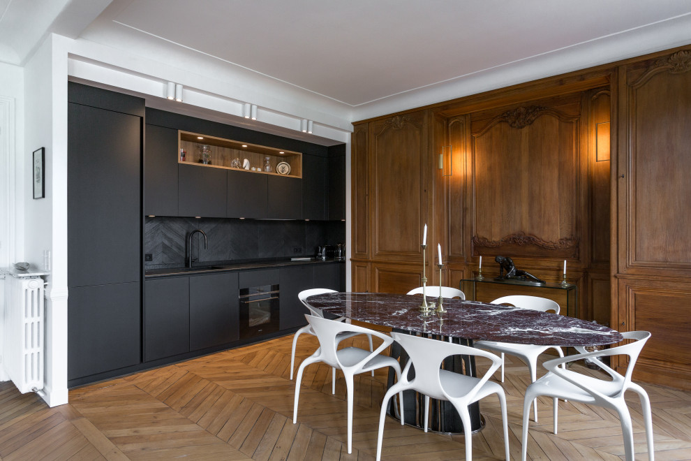 Cuisine?[Réalisation de cuisine With un évier encastré, un placard à porte plane, des portes de placard noires, une crédence noire, un sol en bois brun, aucun îlot, un sol marron and plan de travail noir.]:[Réalisation de cuisines With un évier encastré, un placard à porte plane, des portes de placard noires, une crédence noire, un sol en bois brun, aucun îlot, un sol marron and plan de travail noir.]