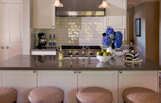 Example of a transitional kitchen design in Chicago