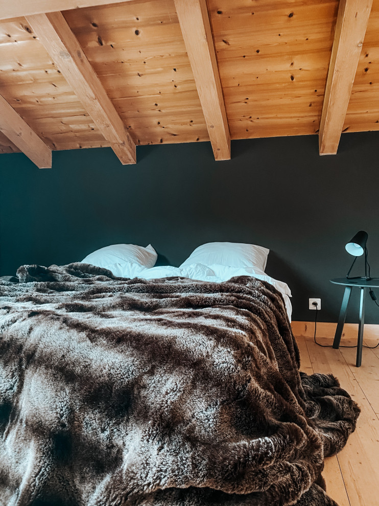 Cette photo montre une chambre parentale blanche et bois montagne en bois de taille moyenne avec un mur marron, un sol en bois brun, aucune cheminée, un sol beige et un plafond en bois.