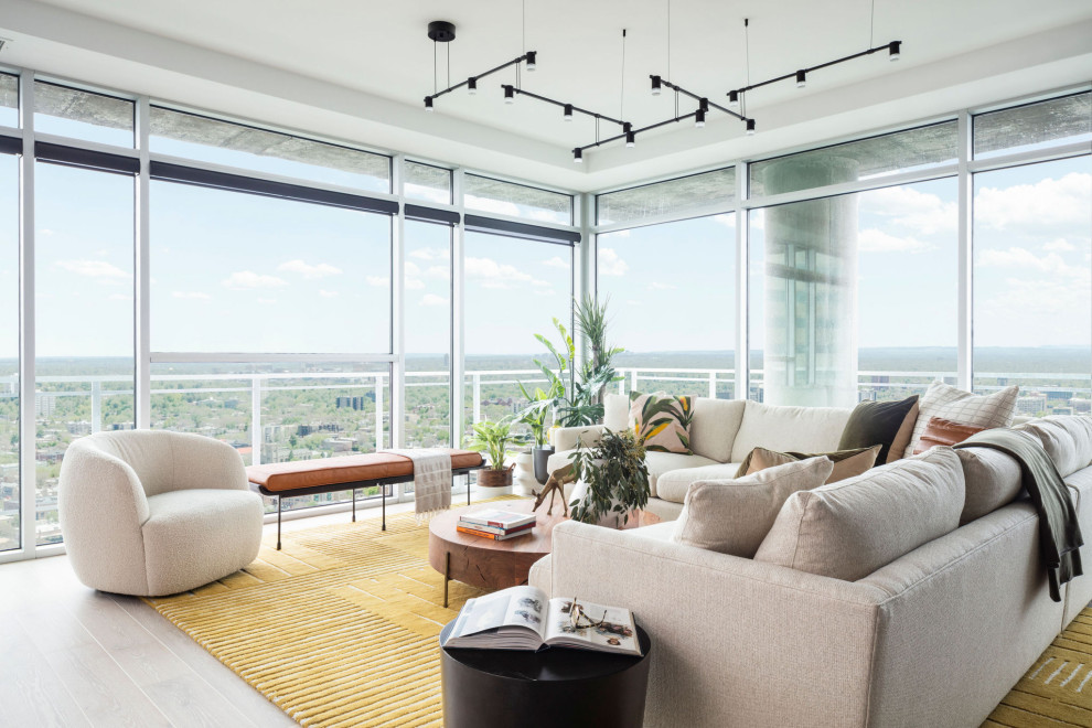Idee per un grande soggiorno contemporaneo aperto con pareti viola, parquet chiaro, pavimento beige e soffitto ribassato