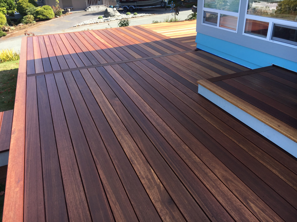 Photo of an arts and crafts side yard deck in Seattle.