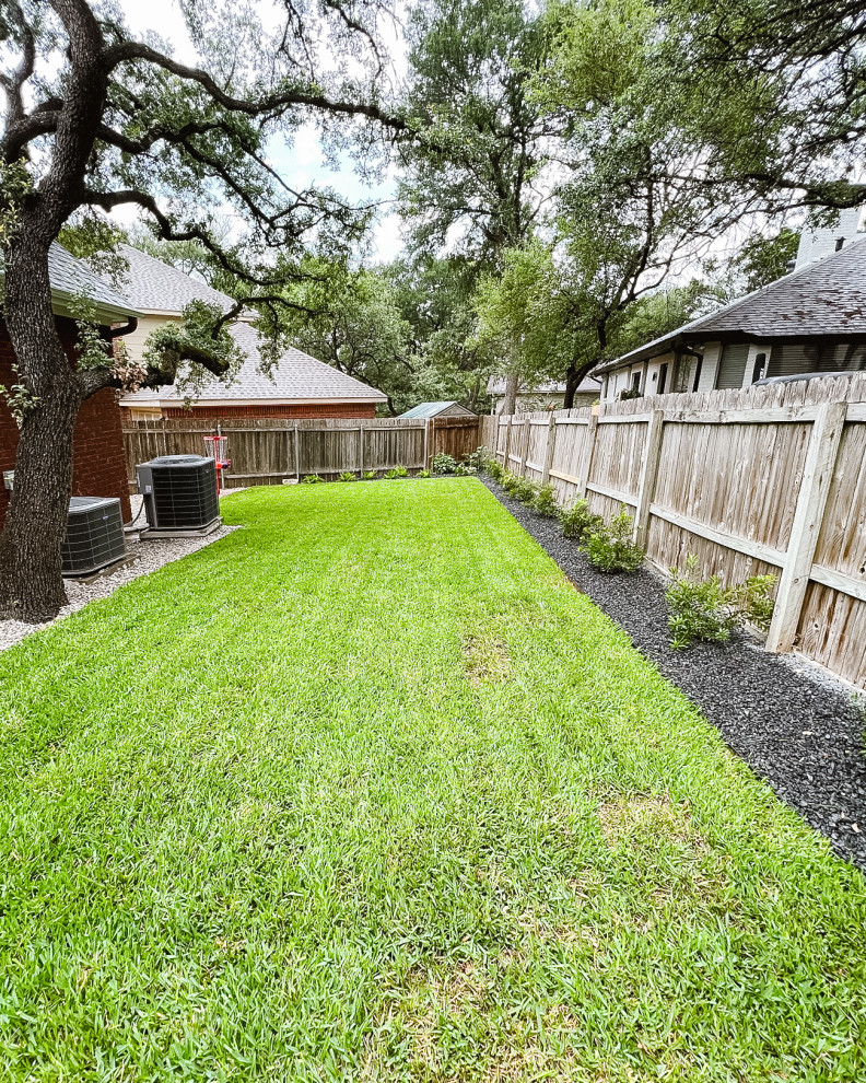 Inspiration for a transitional landscaping in Austin.