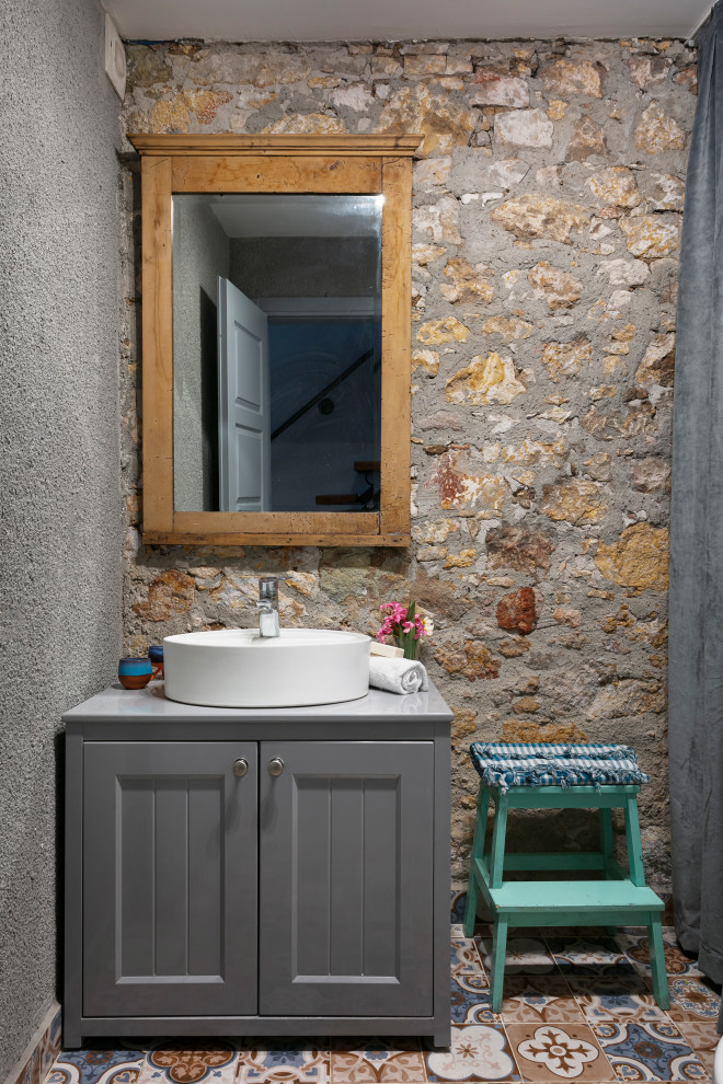 На фото: маленькая ванная комната в стиле рустика с фасадами островного типа, серыми фасадами, угловым душем, полом из керамической плитки, столешницей из дерева, серой столешницей, тумбой под одну раковину и напольной тумбой для на участке и в саду с