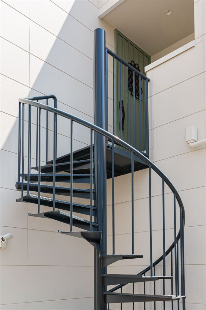 Идея дизайна: винтовая металлическая лестница среднего размера в стиле модернизм с металлическими ступенями и металлическими перилами