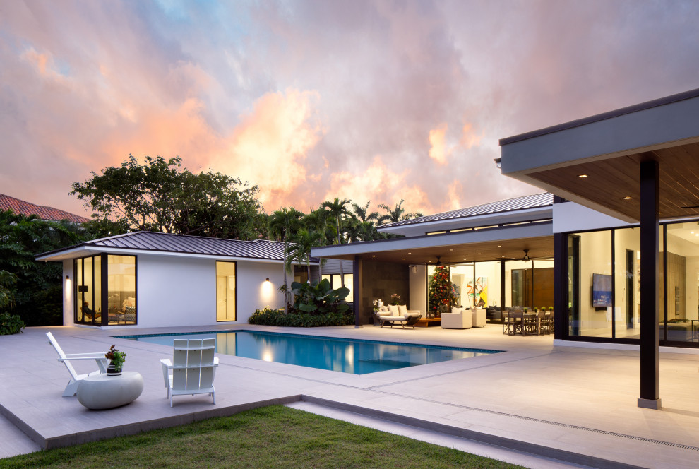 Design ideas for a large contemporary house exterior in Miami.