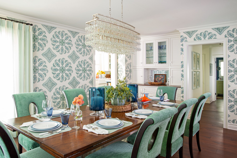 Réalisation d'une grande salle à manger ouverte sur le salon tradition avec un mur bleu, un sol marron et du papier peint.