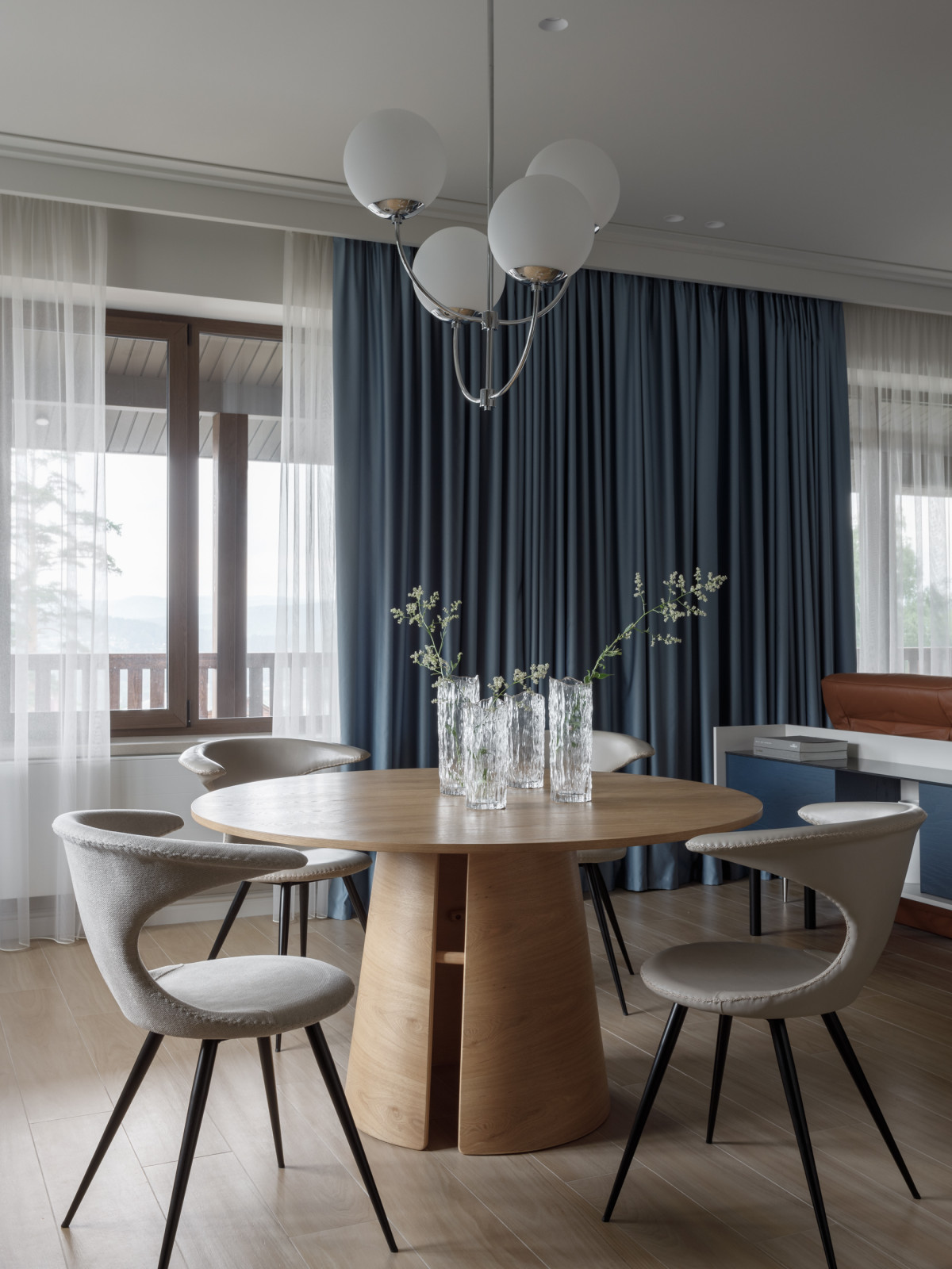 Дизайн интерьера дома 180 м.кв. расположенного среди Уральских гор.