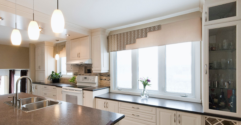 This is an example of a transitional kitchen in Montreal with a peninsula.