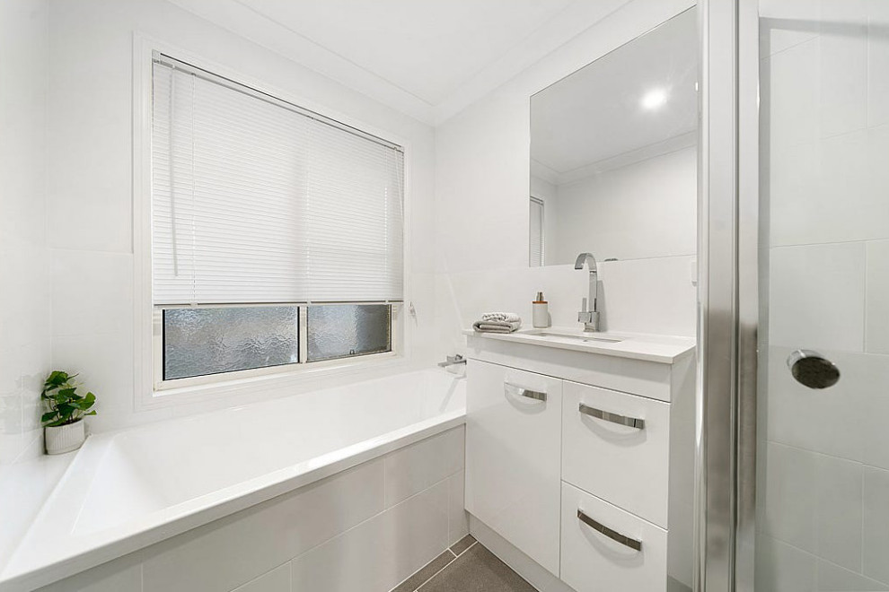 Photo of a small contemporary bathroom in Brisbane.