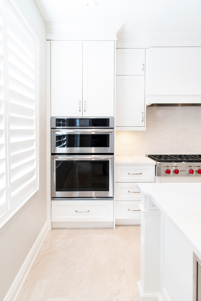 Kitchen - transitional kitchen idea in Toronto