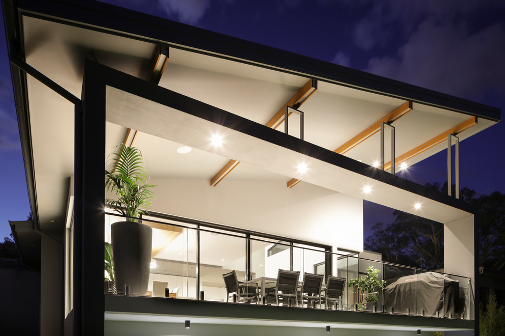 Mid-sized contemporary deck in Canberra - Queanbeyan.