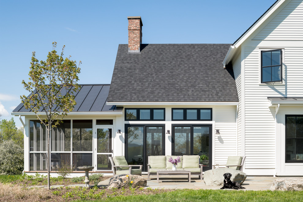 Diseño de patio de estilo de casa de campo pequeño sin cubierta en patio trasero con adoquines de piedra natural