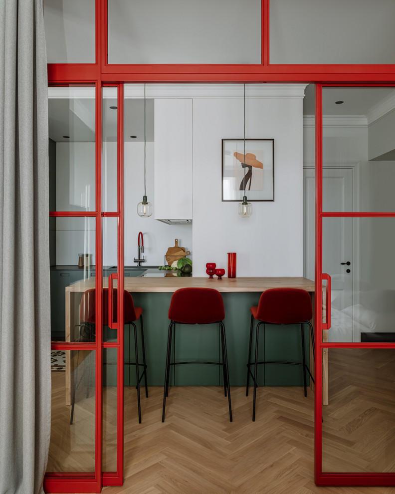 Семейная квартира с красными акцентами и видом на лес