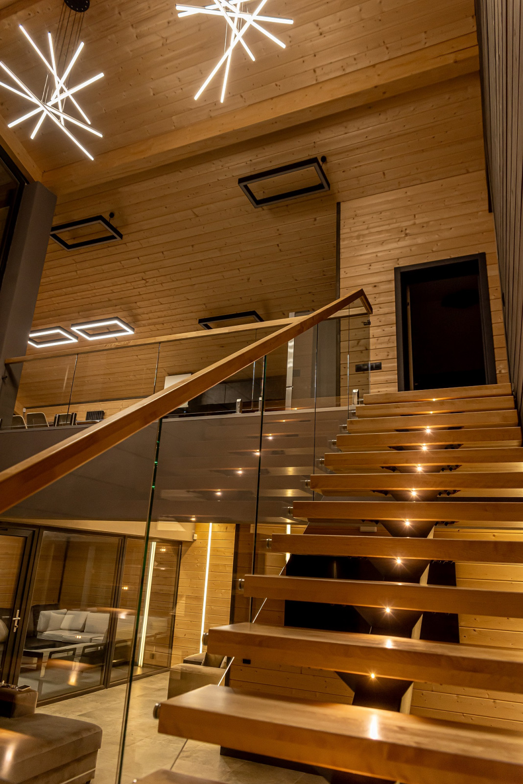 Лестница на монокосоуре со стеклянным ограждением