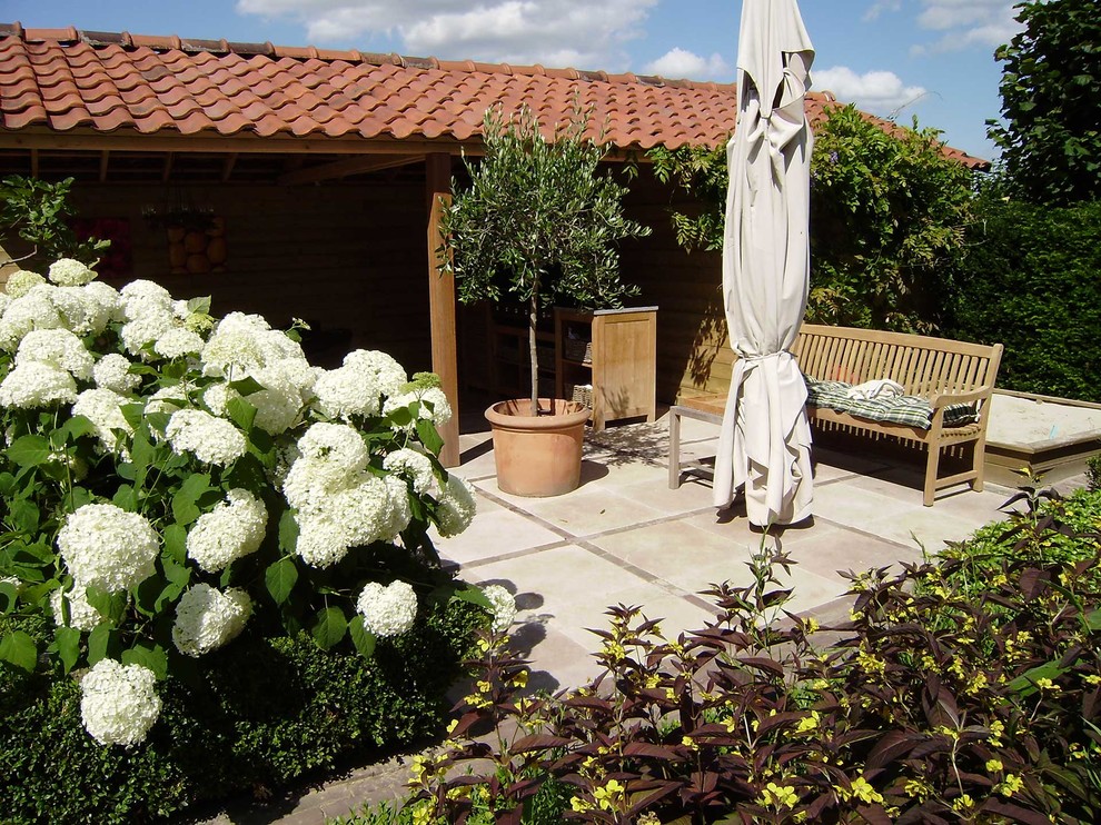 Mittelgroße Klassische Pergola Terrasse hinter dem Haus mit Kübelpflanzen in Hamburg