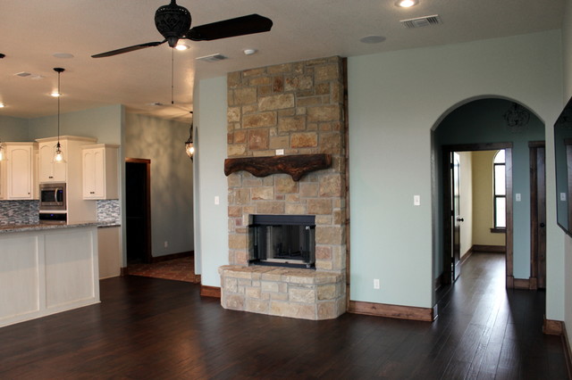 Sandstone see-through fireplace with pecan mantle amerikansk-southwestern-koek