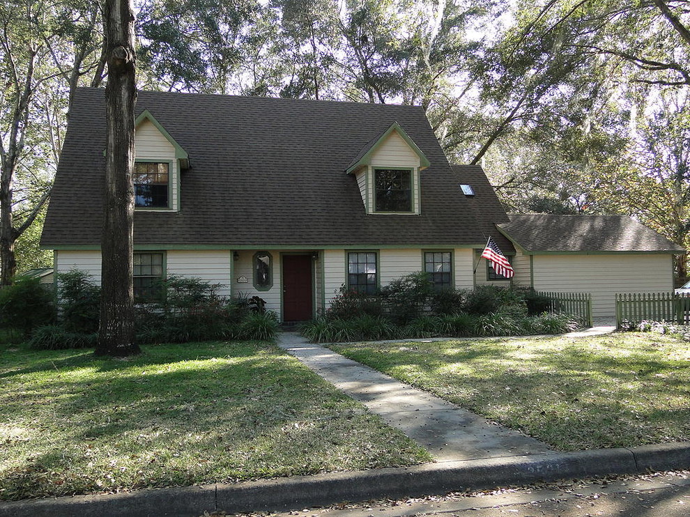 Mid-sized transitional beige two-story vinyl exterior home idea in Miami