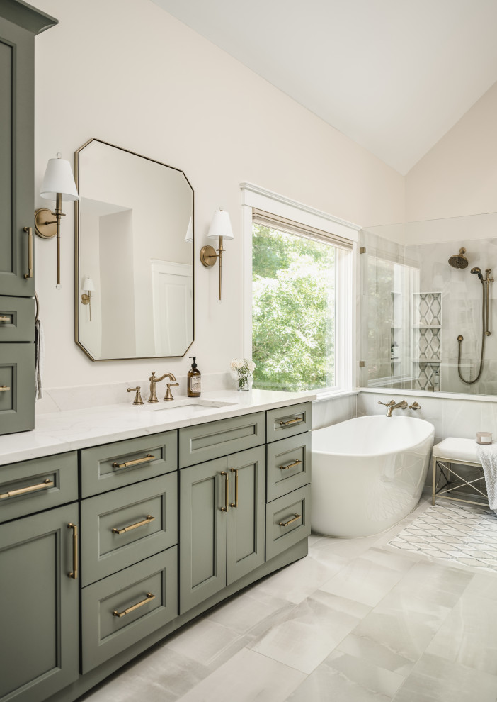 Example of a country bathroom design in Charlotte