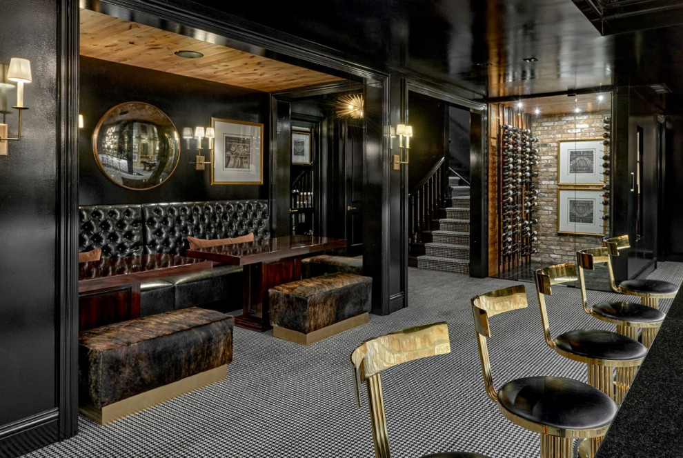 Идея дизайна: огромный п-образный домашний бар в стиле неоклассика (современная классика) с барной стойкой, гранитной столешницей, ковровым покрытием и черной столешницей