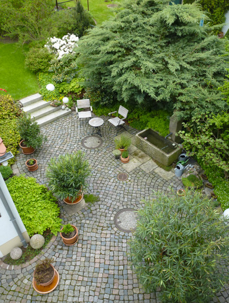 Klassischer Garten mit Kübelpflanzen und Natursteinplatten in Dresden
