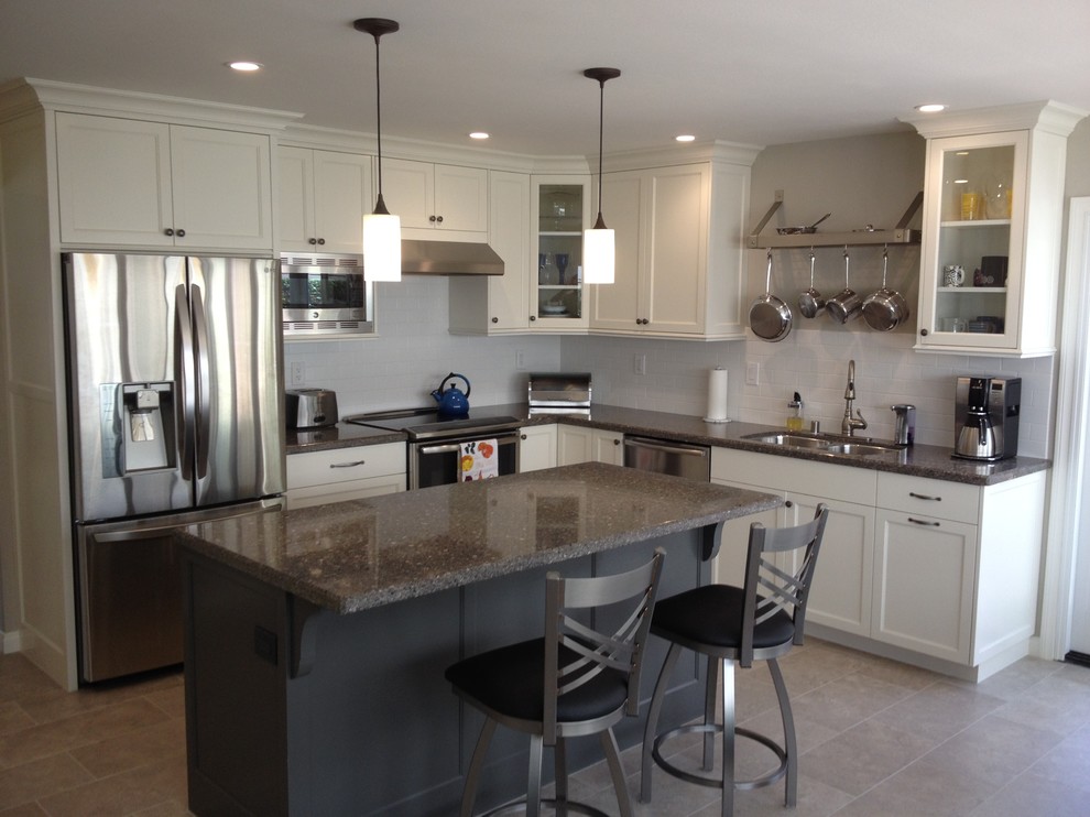 Small minimalist l-shaped eat-in kitchen photo in Orange County with recessed-panel cabinets, white cabinets, white backsplash, stainless steel appliances and an island