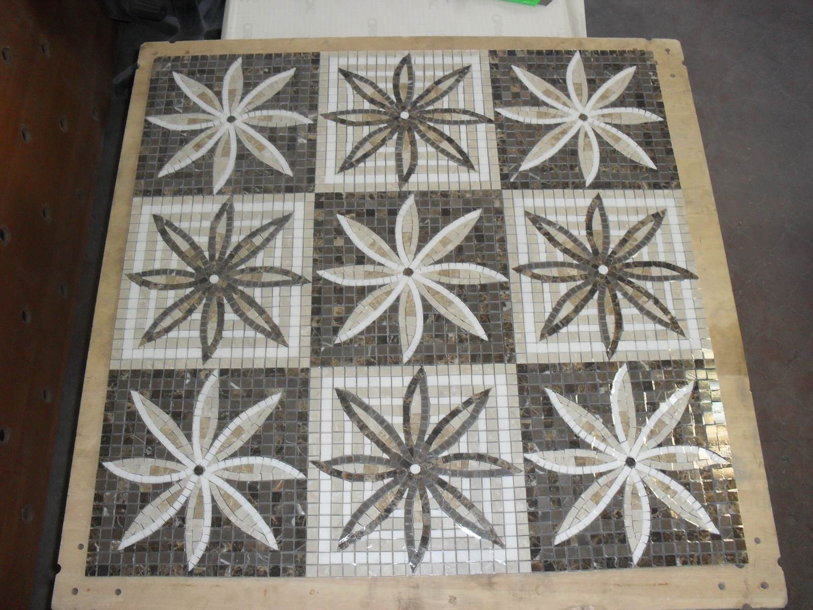 Художественная сборка панно из мозаики